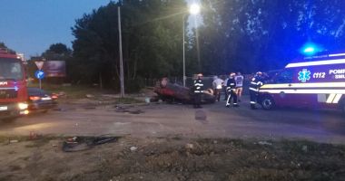 Galerie FOTO. Mașină răsturnată din cauza vitezei. Victima este conștientă - 2