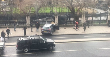 FOTO - VIDEO. Focuri de armă la intrarea în Parlamentul britanic. Cel puțin 12 victime după ce o mașină a intrat într-un grup de oameni / Poliția britanică: Incidentul este "terorist" - 2