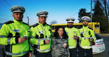 GALERIE FOTO / Acțiune desfășurată de polițiști, în Constanța. Recomandări preventive, cafea și ceai oferite șoferilor - 4