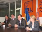 Stire din Politică-Administrație : Banias și Stavrositu s-au așezat din nou, în public, la aceeași masă