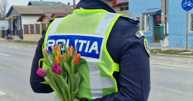 Polițiștii constănțeni au împărțit flori și zâmbete în trafic - 3