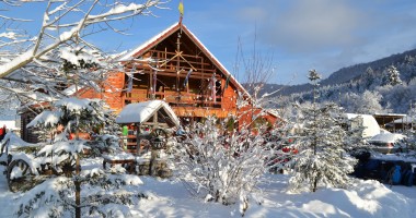 Stire din Economie : Zeci de mii de turiști au petrecut sărbătorile la pensiune. Iată cele mai solicitate regiuni
