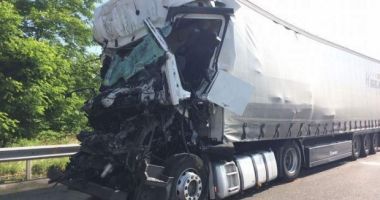 Stire din Actualitate : Un nou accident cu români, pe șoselele Europei. Un șofer de camion a murit, colegul său este grav rănit