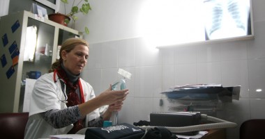 Stire din Sănătate : Fumatul pasiv distruge sănătatea copiilor