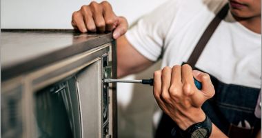 Stire din Eveniment : Un tânăr de 18 ani și-a pierdut viața în timp ce încerca să monteze un cablu la televizor