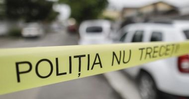 Groază lângă biserică. O păpușă legată cu sârmă și abandonată într-o groapă, confundată cu un cadavru