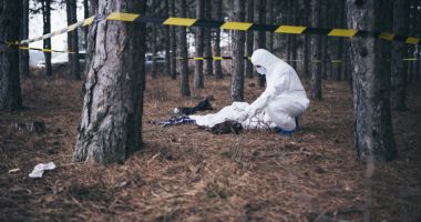 Stire din Eveniment : Cadavrul unei femei a fost găsit abandonat la marginea unei păduri, în stare avansată de putrefacţie