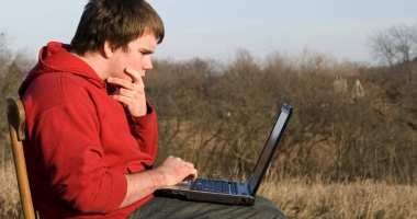 Cadou întârziat pentru copiii săraci: 200 de euro pentru a-și cumpăra calculator