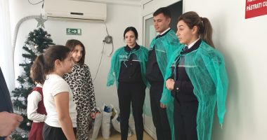 Stire din Eveniment : Polițiștii, trimișii lui Moș Crăciun în Spitalul Medgidia