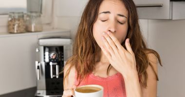 Stire din Sănătate : Consumați mai multă apă și nu veți mai fi tentați să beți cafea!
