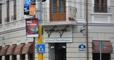 Stire din Eveniment : Patronul restaurantului Cafe - Cafe, cercetat pentru rănirea unui polițist