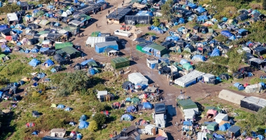 Justiția din Franța a aprobat închiderea taberei de la Calais