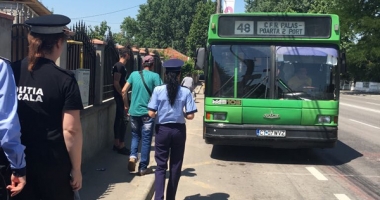 Stire din Eveniment : Călătorii RATC, avertizați de polițiști despre furturile din autobuze