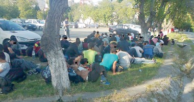 Stire din Eveniment : Călăuzele care au adus cel mai mare grup de emigranți în Constanța, după gratii