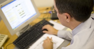 Stire din Sănătate : Calculatoarele și tabletele ne distrug ochii.  Iată cum ne putem proteja