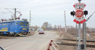 Stire din Eveniment : Șoferi lăsați fără permise, la trecerea la nivel cu calea ferată