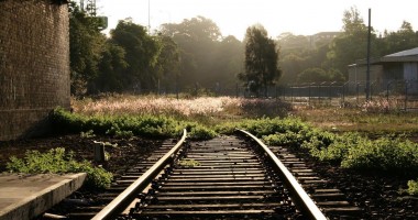 A murit în timp ce traversa calea ferată