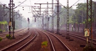 Stire din Eveniment : Cadavrul unei tinere, găsit lângă o cale ferată din oraș, cu urme de tăieturi și lovituri