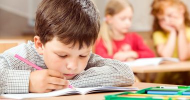 Stire din Cultură-Educație : Școlarii noștri, "cobai" pentru miniștri. După note,  ar putea dispărea și calificativele la clasele primare