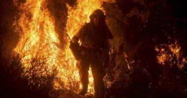 Stire din Actualitate : California continuă lupta cu flăcările. Incendii de vegetație mistuie țara