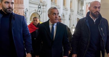 Stire din Eveniment : Călin Georgescu a fost ridicat cu mandat direct din trafic și dus la audieri la Parchetul General