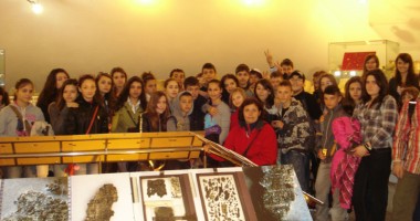 Stire din Cultură-Educație : Elevii din Mangalia au văzut papirusul de la Muzeul "Callatis"