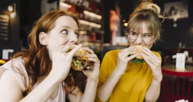 Stire din Sănătate : Alimente cu multe calorii pe care este bine să le consumați cu moderație