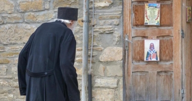 Călugăr bătut și tâlhărit  de trei indivizi mascați