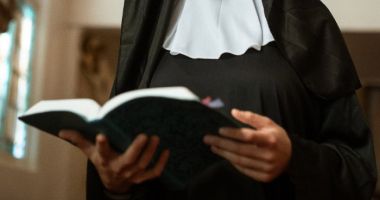 Stire din Actualitate : Tânără din Prahova înșelată cu peste 350.000 de lei de o falsă călugăriță care i-a promis rugăciuni şi dezlegări