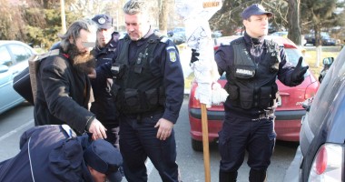 Stire din Eveniment : "Trimisul lui Dumnezeu" în protest, cu sabia în mână, la Constanța