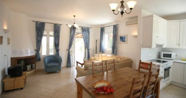 Stire din Economie : Mută-te la mare! Cât te costă chiria la bloc, în regim hotelier