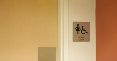 Stire din Actualitate : Un consilier universitar din Germania a spionat timp de 10 ani studentele cu camere ascunse în baie