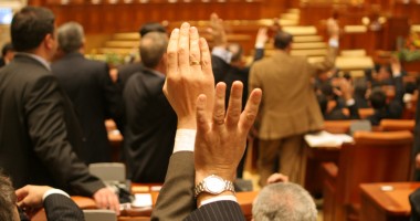 Stire din Politică-Administrație : A început ședința de plen în care se discută cererea de ridicare a imunității lui Borbely
