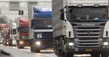 Stire din Economie : Transportatorii anunță proteste dacă autoritățile nu respectă legislația privind restituirea supraacizei la motorină