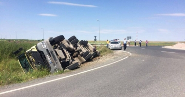 Stire din Eveniment : Camion răsturnat în sensul giratoriu, la ieșire din Valea Dacilor