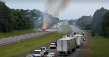 Trafic blocat după ce un camion cu artificii a ars ca o torță și a provocat explozii în lanț