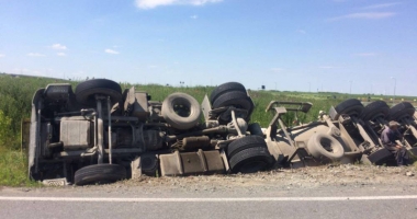 Camion răsturnat în sensul giratoriu, la ieșire din Valea Dacilor - 2