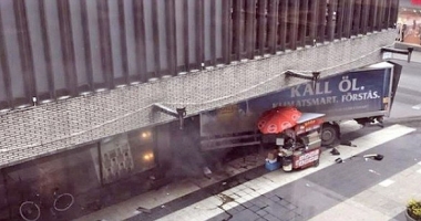 UPDATE. ATENTAT ÎN SUEDIA Un camion A INTRAT ÎNTR-O MULȚIME de oameni. MAI MULȚI MORȚI - 14