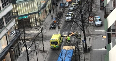 UPDATE. ATENTAT ÎN SUEDIA Un camion A INTRAT ÎNTR-O MULȚIME de oameni. MAI MULȚI MORȚI - 2