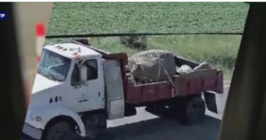 Stire din Eveniment : Tragedie pe șosea: Mamă și fiică, ucise instantaneu de o rocă de 360 de kilograme