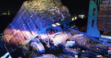 Camion răsturnat la ieșire de pe autostrada A4. Șoferul a fost rănit - 2
