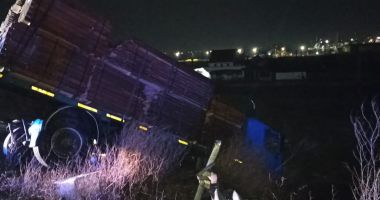 Camion răsturnat la ieșire de pe autostrada A4. Șoferul a fost rănit - 3