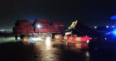 Camion răsturnat la ieșire de pe autostrada A4. Șoferul a fost rănit - 4