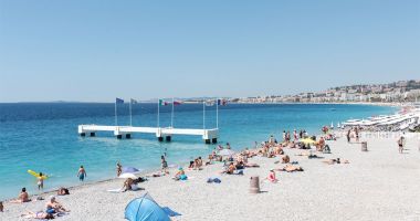 Stire din Social : Campanie pe plajă, în Mamaia. Dai cinci doze goale şi primeşti una plină!