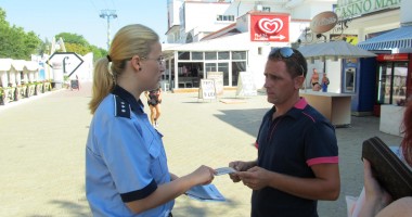 Polițiștii le vorbesc turiștilor despre referendumul de pe 29 iulie - 2