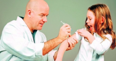 Stire din Social : PĂRINȚI, REFUZAȚI VACCINAREA COPILULUI? Iată ce pățiți!