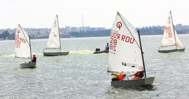 Stire din Sport : Campionatul Județean de yachting, cu toate pânzele sus!