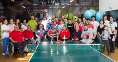 Stire din Social : Campioni la tenis de masă, în scaun cu rotile