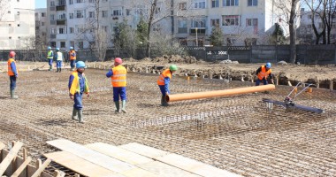 Stire din Politică-Administrație : Cartierul Tomis Nord stă pe un butoi cu pulbere: ghetoul persoanelor fără adăpost devine realitate