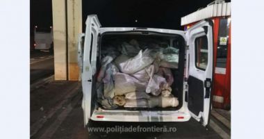 Un sârb a încercat să intre în România cu un microbuz încărcat până la refuz cu canabis